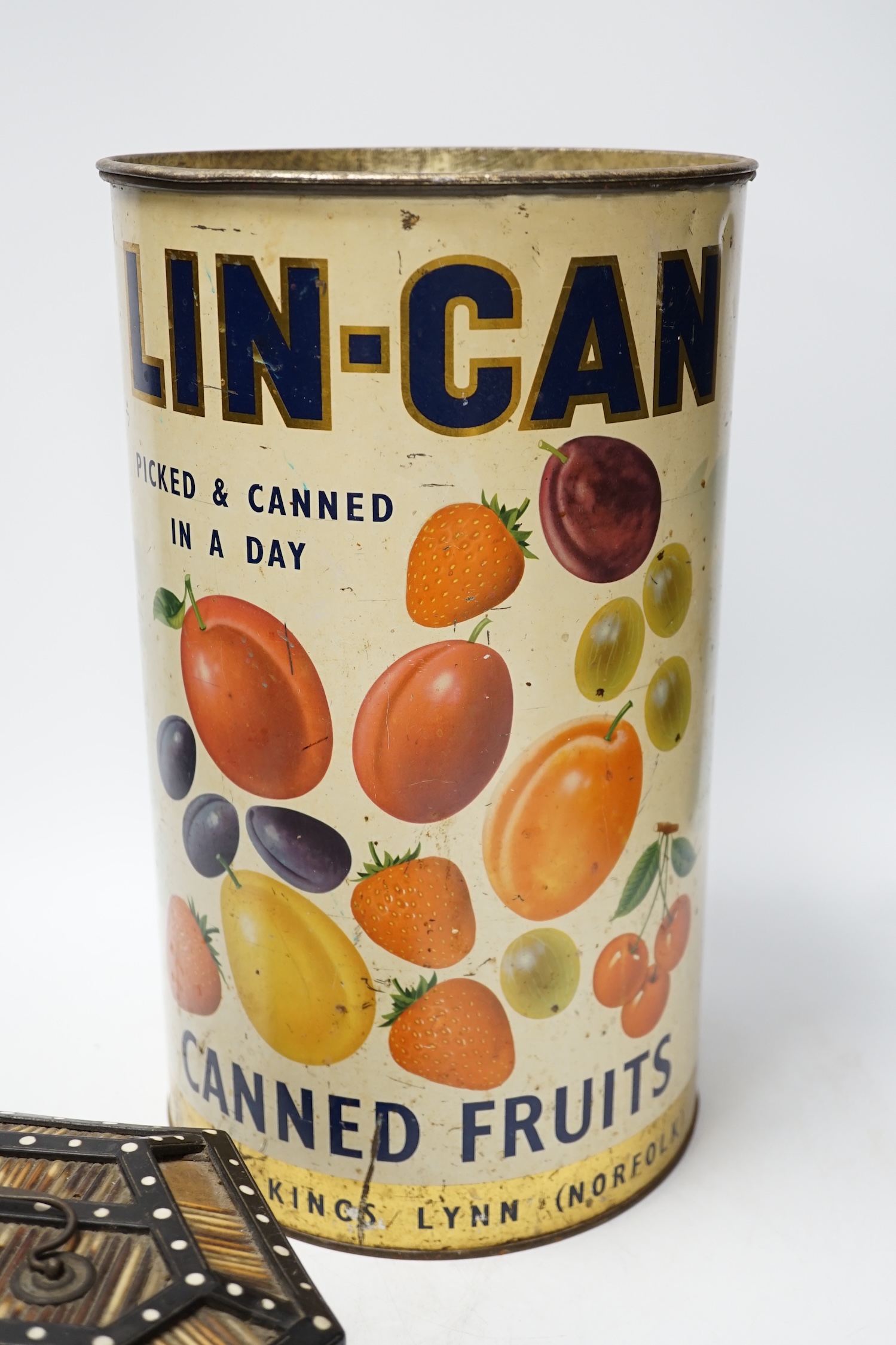 A Ceylonese porcupine quill box and a large adverting tin for Lin-Can Fresh Garden Peas, tin 37cm high